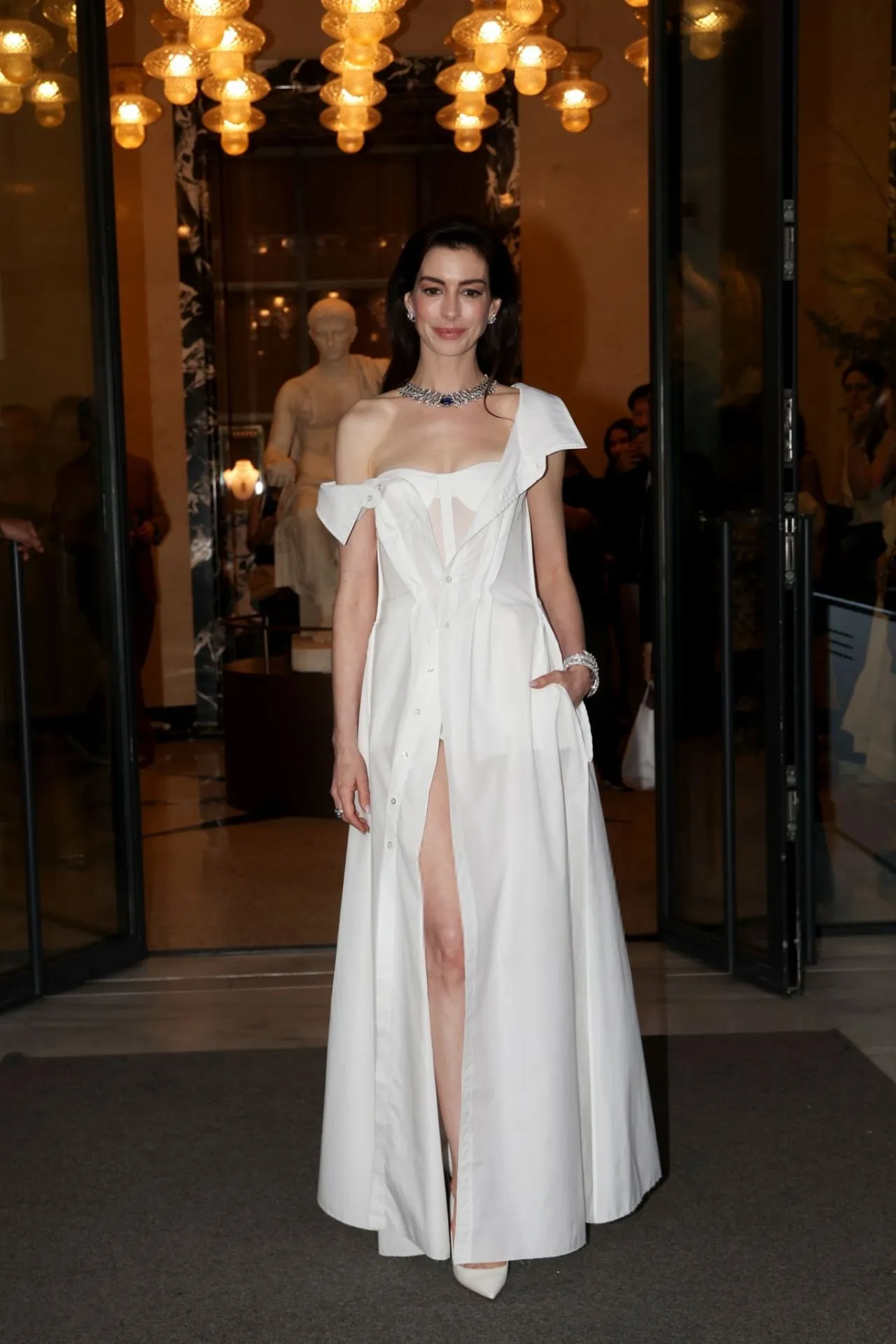 ANNE HATHAWAY IN WHITE DRESS AT THE BULGARI HOTEL IN ROME2